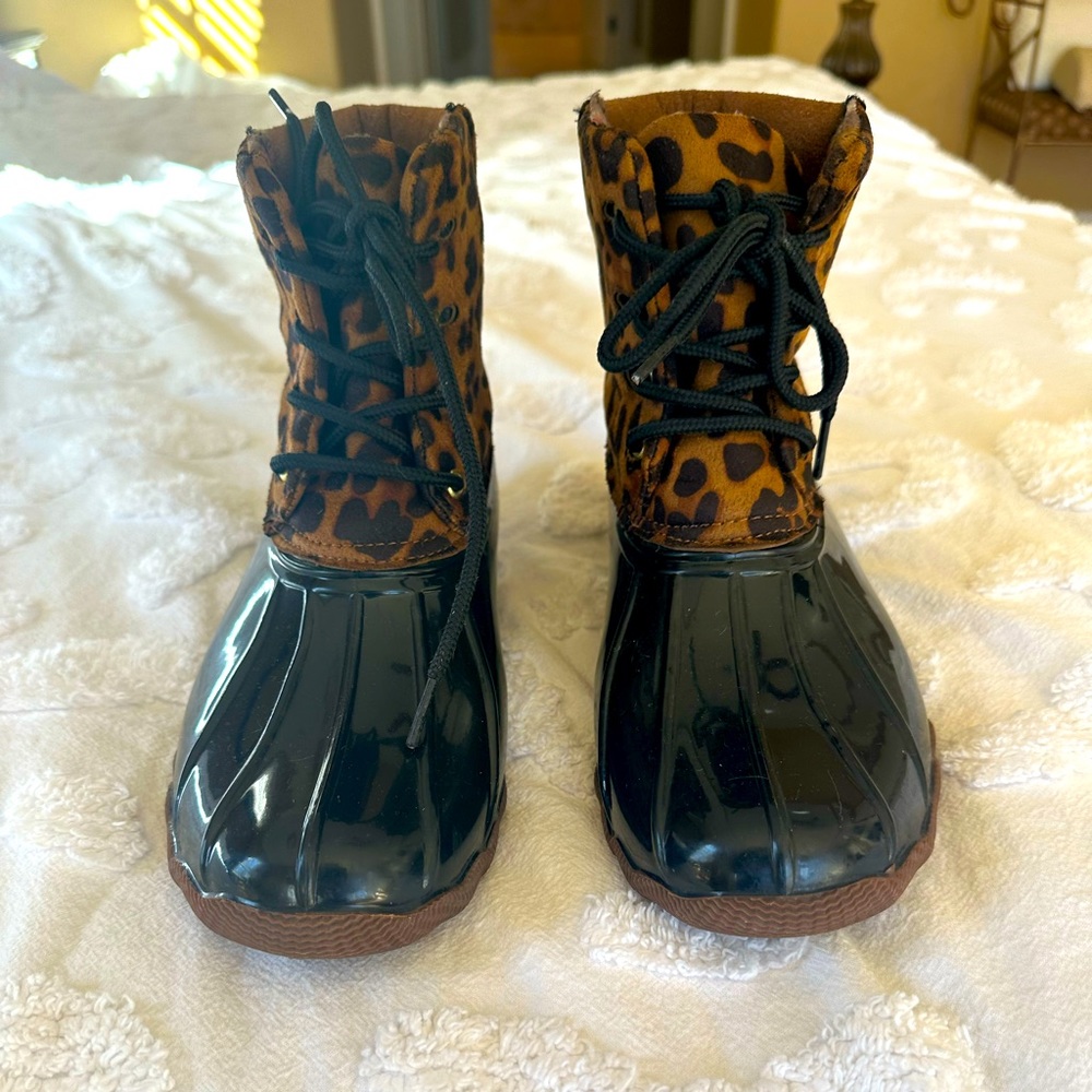 Very attractive cozy winter duck boots, size 10